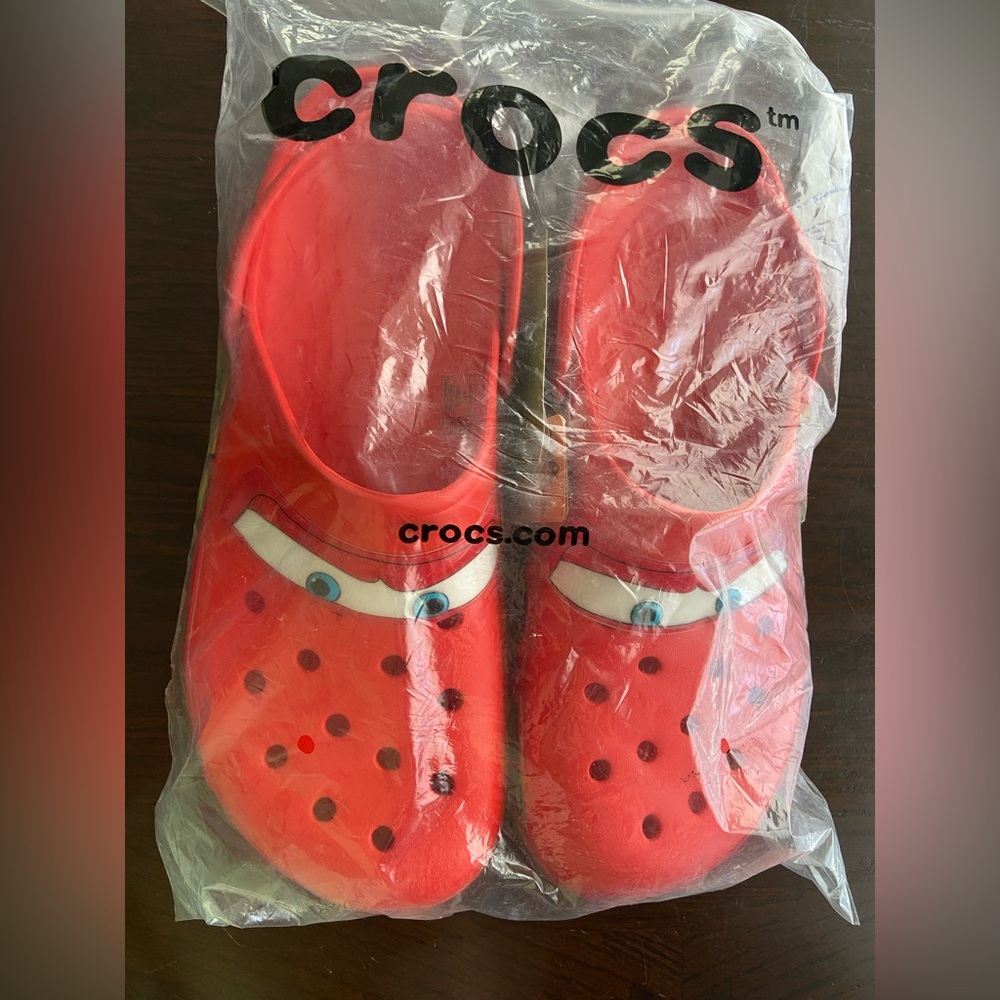 New Crocs X Disney Pixar Cars Lightning McQueen Classic Clogs Size 11 M FLAW - Picture 2 of 15
